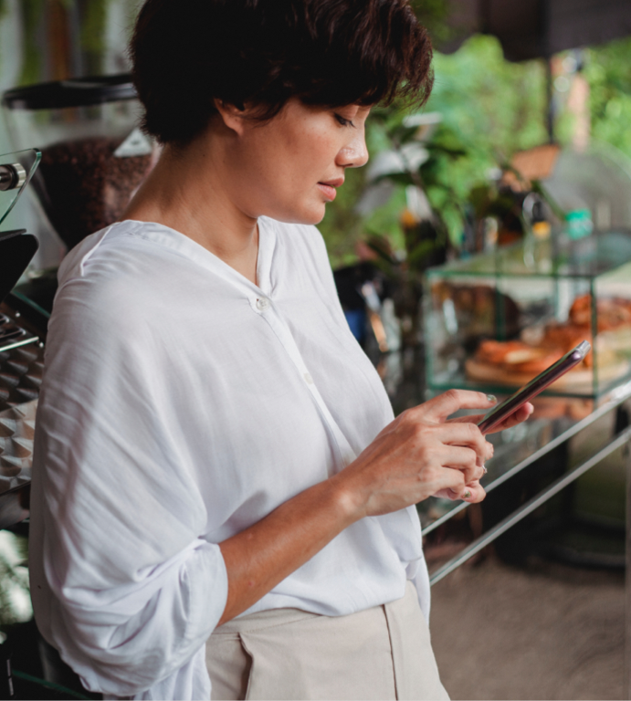 Mulher usando o celular